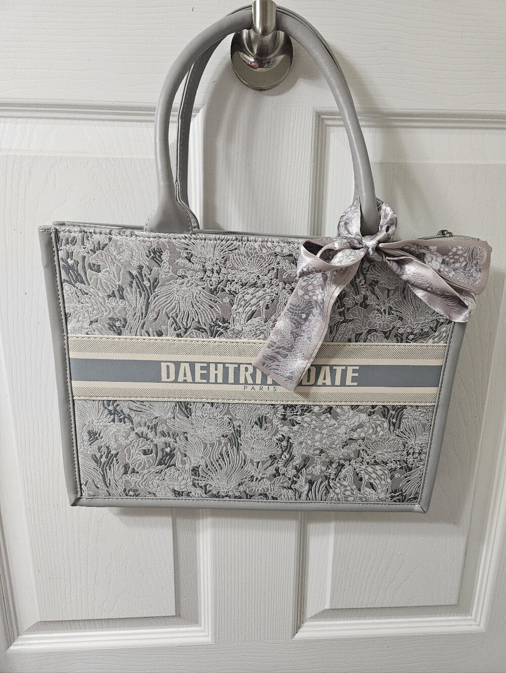 DAEHTRONDATE Paris Gray Floral Tote with Bow Accent